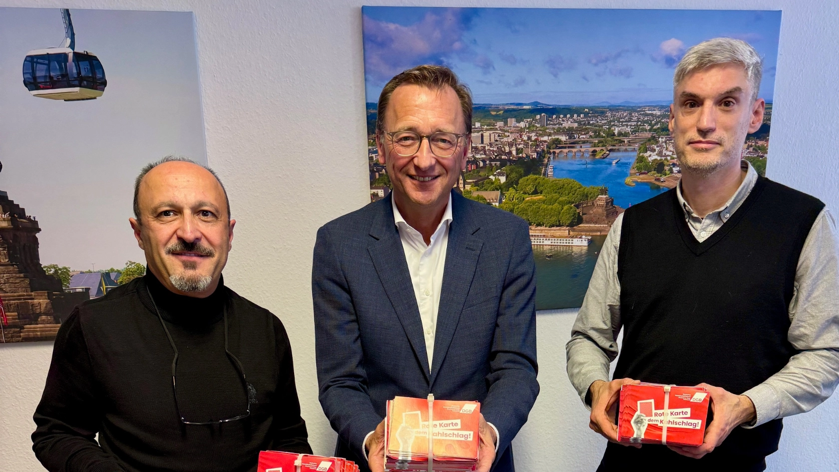 Rote Karten gegen Sozialabbau an Bundestagsabgeordneten Josef Oster übergeben