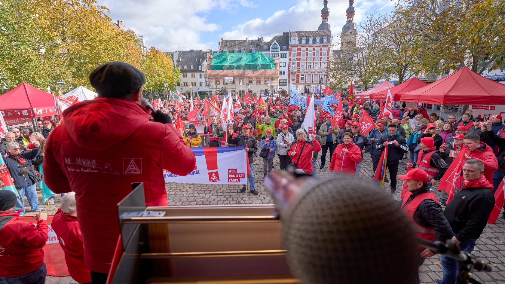 24.10.2026, Rheinland-Pfalz, Koblenz: Mit einer Uhr, deren Zeiger fünf Minuten vor Zwölf stehen, protestieren Teilnehmer einer Demonstration, zu der der Deutsche Gewerkschaftsbund (DGB) aufgerufen hatte, gegen den Sozialabbau. Foto: Sascha Ditscher / DGB Rheinland-Pfalz / Saarland
