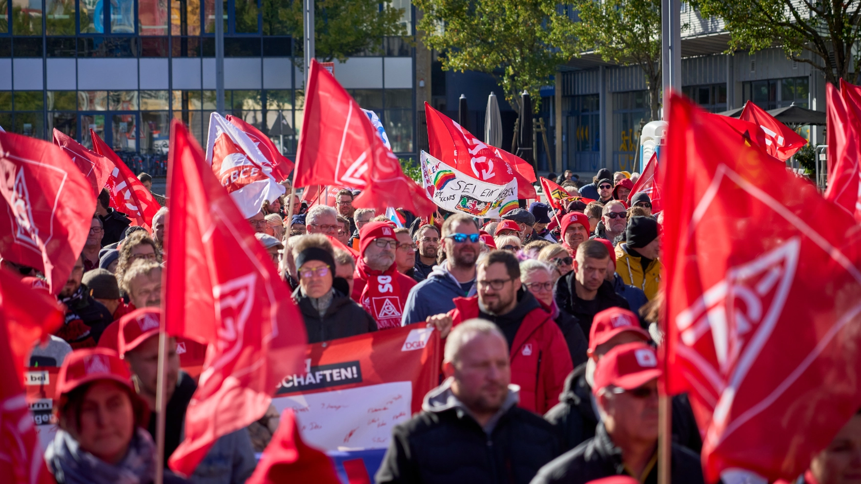 24.10.2026, Rheinland-Pfalz, Koblenz: Mit einer Uhr, deren Zeiger fünf Minuten vor Zwölf stehen, protestieren Teilnehmer einer Demonstration, zu der der Deutsche Gewerkschaftsbund (DGB) aufgerufen hatte, gegen den Sozialabbau. Foto: Sascha Ditscher / DGB Rheinland-Pfalz / Saarland