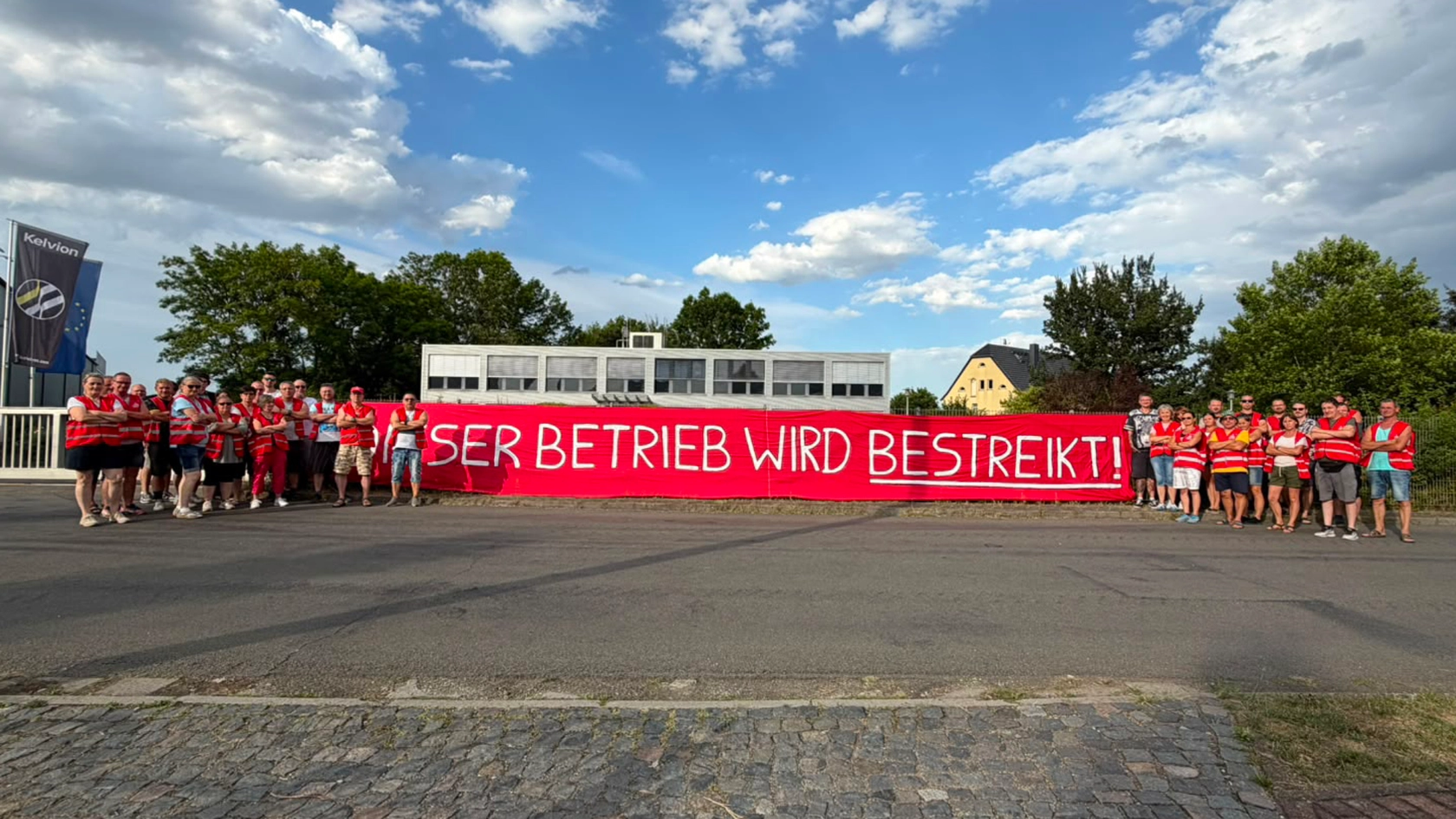 Sie haben Aufträge bis nächstes Jahr, sind profitabel – und dennoch will Kelvion die Produktion von Wärmetauschern in Wilchwitz (Thüringen) wegverlagern. Dahinter steckt der US-Finanzinvestor Apollo. Nach vier Verhandlungen und fünf Warnstreiks sind die 300 Beschäftigten seit 4. August im Streik.