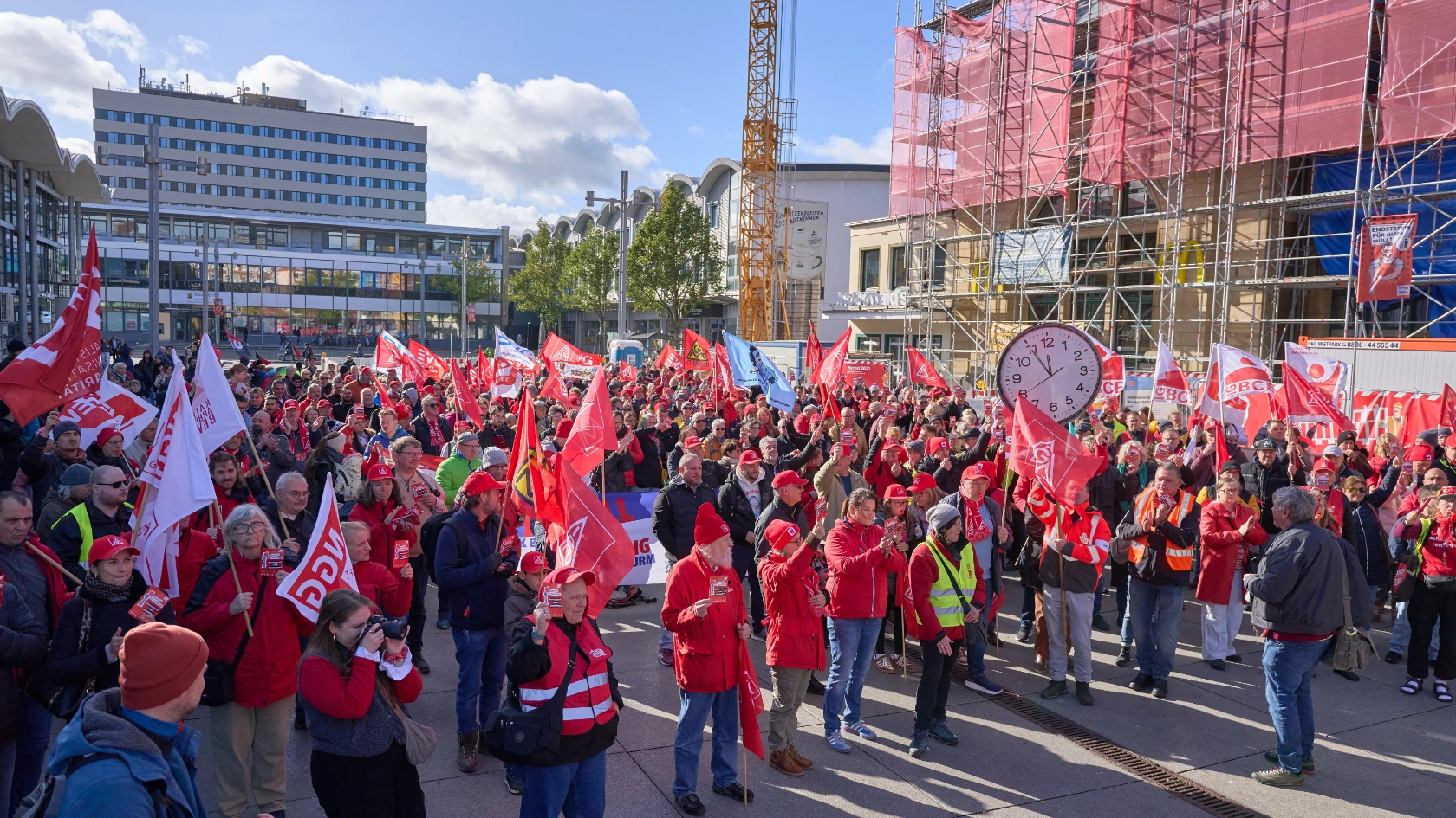 24.10.2026, Rheinland-Pfalz, Koblenz: Mit einer Uhr, deren Zeiger fünf Minuten vor Zwölf stehen, protestieren Teilnehmer einer Demonstration, zu der der Deutsche Gewerkschaftsbund (DGB) aufgerufen hatte, gegen den Sozialabbau. Foto: Sascha Ditscher / DGB Rheinland-Pfalz / Saarland