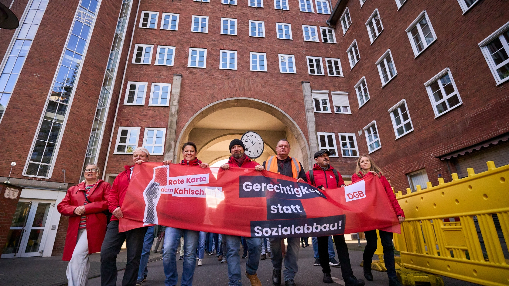 24.10.2026, Rheinland-Pfalz, Koblenz: Mit einer Uhr, deren Zeiger fünf Minuten vor Zwölf stehen, protestieren Teilnehmer einer Demonstration, zu der der Deutsche Gewerkschaftsbund (DGB) aufgerufen hatte, gegen den Sozialabbau. Foto: Sascha Ditscher / DGB Rheinland-Pfalz / Saarland