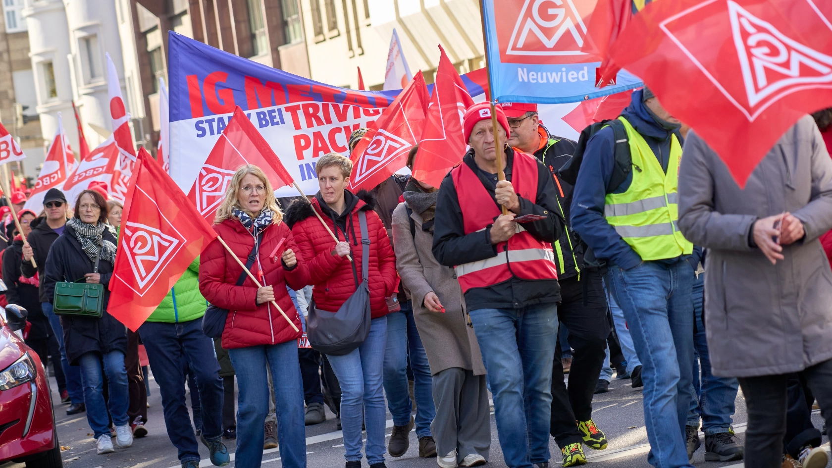 24.10.2026, Rheinland-Pfalz, Koblenz: Mit einer Uhr, deren Zeiger fünf Minuten vor Zwölf stehen, protestieren Teilnehmer einer Demonstration, zu der der Deutsche Gewerkschaftsbund (DGB) aufgerufen hatte, gegen den Sozialabbau. Foto: Sascha Ditscher / DGB Rheinland-Pfalz / Saarland
