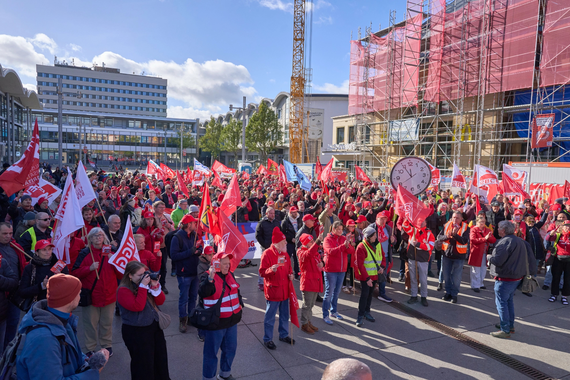 24.10.2026, Rheinland-Pfalz, Koblenz: Mit einer Uhr, deren Zeiger fünf Minuten vor Zwölf stehen, protestieren Teilnehmer einer Demonstration, zu der der Deutsche Gewerkschaftsbund (DGB) aufgerufen hatte, gegen den Sozialabbau. Foto: Sascha Ditscher / DGB Rheinland-Pfalz / Saarland