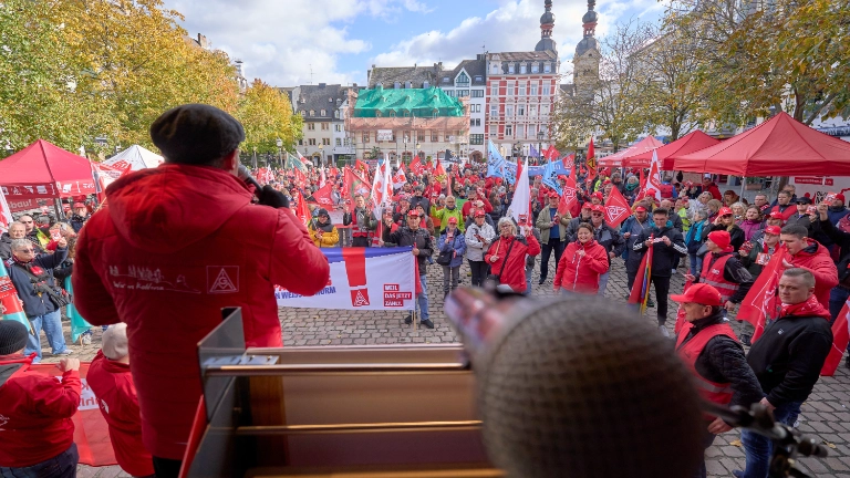 24.10.2026, Rheinland-Pfalz, Koblenz: Mit einer Uhr, deren Zeiger fünf Minuten vor Zwölf stehen, protestieren Teilnehmer einer Demonstration, zu der der Deutsche Gewerkschaftsbund (DGB) aufgerufen hatte, gegen den Sozialabbau. Foto: Sascha Ditscher / DGB Rheinland-Pfalz / Saarland