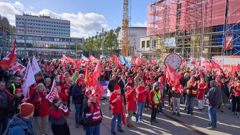 24.10.2026, Rheinland-Pfalz, Koblenz: Mit einer Uhr, deren Zeiger fünf Minuten vor Zwölf stehen, protestieren Teilnehmer einer Demonstration, zu der der Deutsche Gewerkschaftsbund (DGB) aufgerufen hatte, gegen den Sozialabbau. Foto: Sascha Ditscher / DGB Rheinland-Pfalz / Saarland