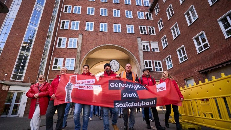 24.10.2026, Rheinland-Pfalz, Koblenz: Mit einer Uhr, deren Zeiger fünf Minuten vor Zwölf stehen, protestieren Teilnehmer einer Demonstration, zu der der Deutsche Gewerkschaftsbund (DGB) aufgerufen hatte, gegen den Sozialabbau. Foto: Sascha Ditscher / DGB Rheinland-Pfalz / Saarland